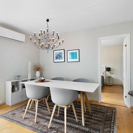 Central Modern Apartment *
